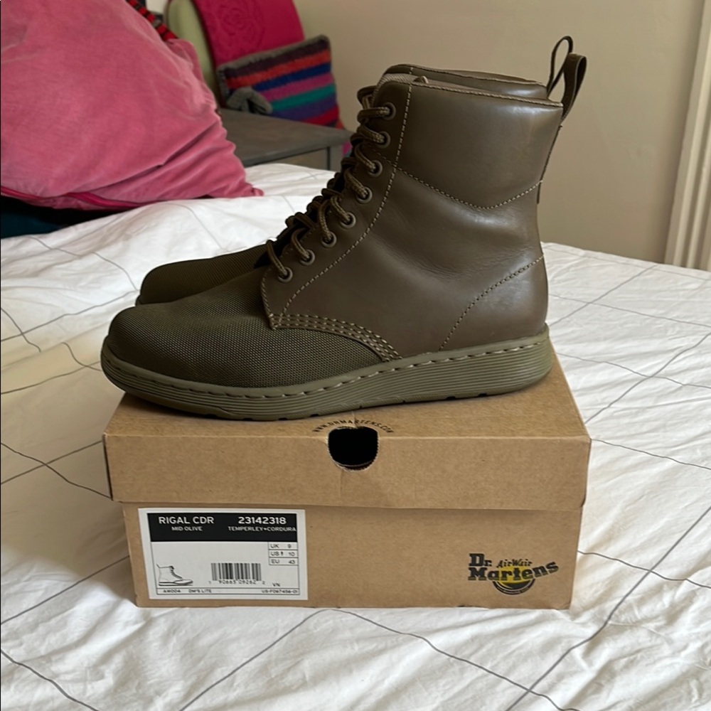 Dr. Martens Lite lace up boot